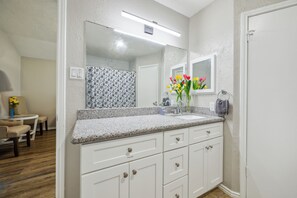 Ducha, secador de pelo, toallas y jabón