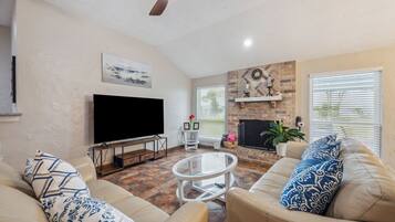 Smart TV, chimenea y libros