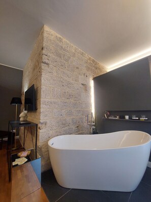 Dusch, hårtork, bidé och handdukar