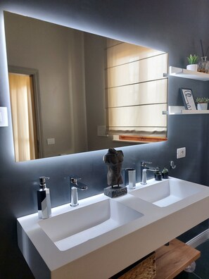 Douche, séchoir à cheveux, bidet, serviettes fournies