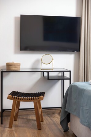 3 chambres, coffre-fort, bureau, fer et planche Ă repasser
