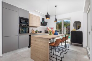 Een koelkast, een microgolfoven, een oven, een kookplaat