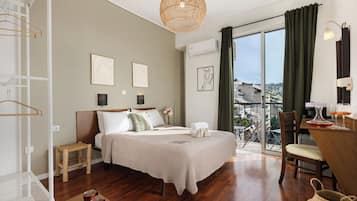 Habitación doble clásica, 1 habitación, balcón, vista a la ciudad | Sábanas de algodón egipcio, ropa de cama de alta calidad y edredón