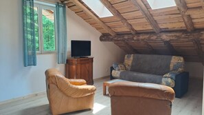 Televisión, chimenea y estéreo 