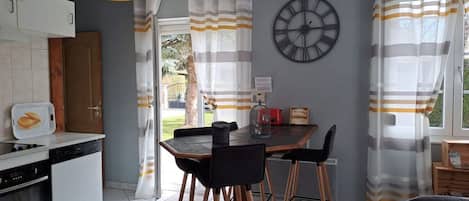 Réfrigérateur, micro-ondes, four, lave-vaisselle