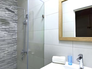 Estudio superior | Baño | Regadera, secadora de cabello, toallas, jabón