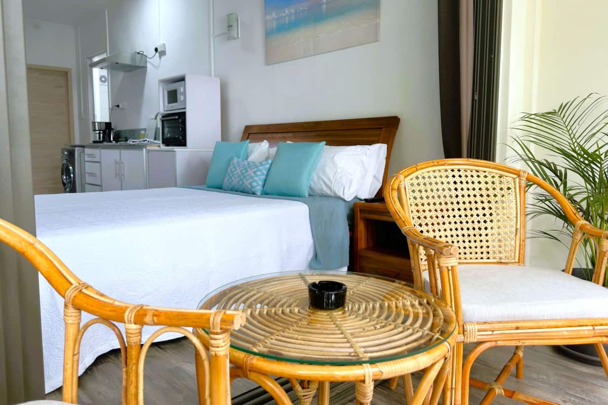 Standard Studio | In-room safe, blackout curtains, free WiFi