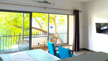 Estudio superior | Caja de seguridad en la habitación, cortinas blackout y wifi gratis