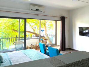 In-room safe, blackout curtains, free WiFi, bed sheets