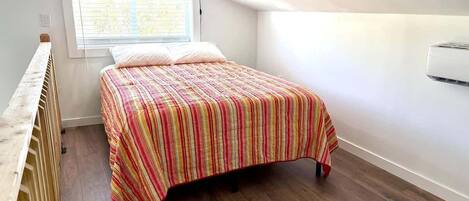 1 habitación, tabla de planchar con plancha, wifi gratis y ropa de cama