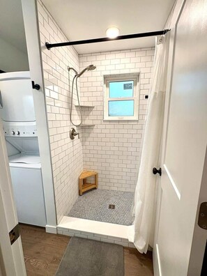 Shower, hair dryer, shampoo - 120 Falkirk Guest House-Trade Winter Snow for Flo (Fort Myers Beach)