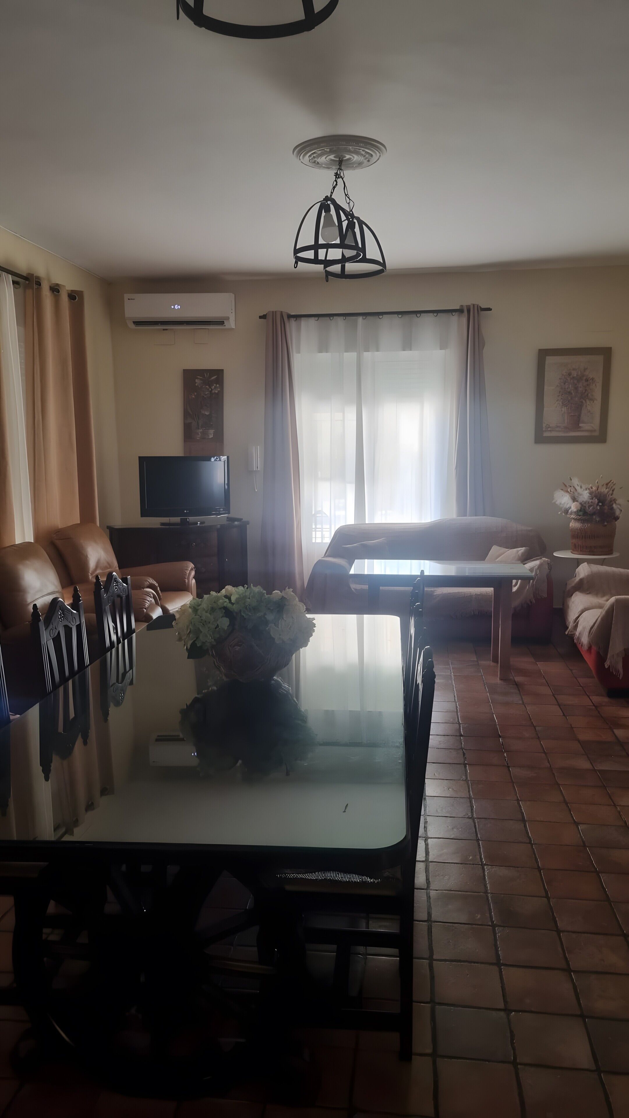 Televisión y chimenea 