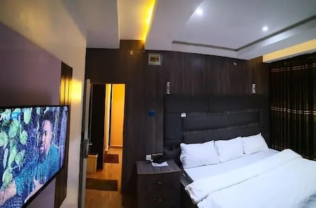 Escritorio, espacio para trabajar con laptop y cortinas blackout