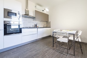 Appartement, 1 chambre, vue mer | Cuisine privée | Réfrigérateur, micro-ondes, four, plaque de cuisson