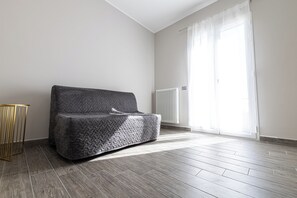 Appartement, 1 chambre, vue mer | Coin séjour | Télévision de 30 pouces avec chaînes par satellite