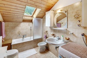 Dusche, kostenlose Toilettenartikel, Haartrockner, Handtücher
