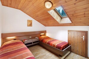 2 bedrooms, bed sheets - Attic 'Maema' with Mountain View and Balcony (Moena)