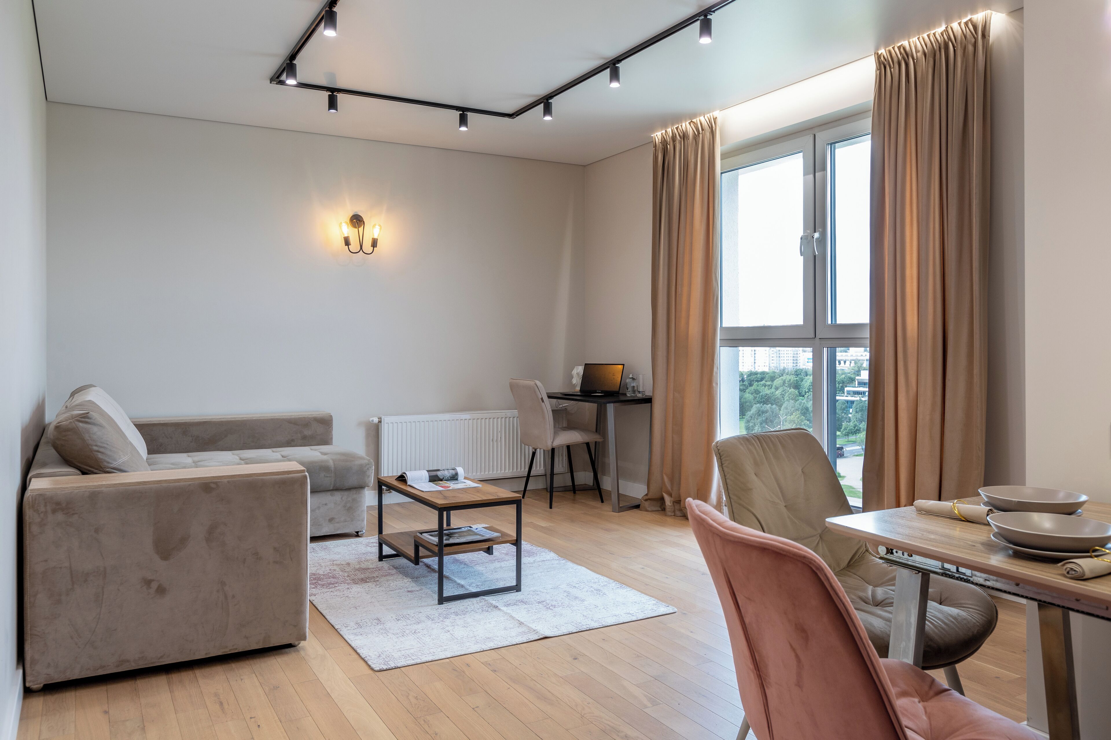 Departamento Confort, balcón, vista al río | Área de sala de estar | Televisión LCD de 40 pulgadas con canales por cable 