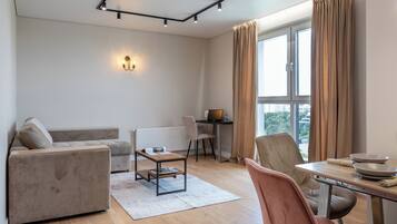 Departamento Confort, balcón, vista al río | Área de sala de estar | Televisión LCD de 40 pulgadas con canales por cable