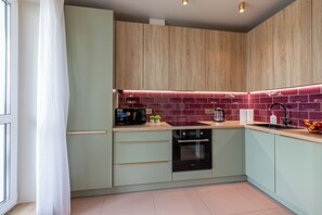 Comfort-huoneisto, parveke, jokinäköala | Yksityinen keittiö | Täysikokoinen jääkaappi, mikroaaltouuni, uuni, liesi