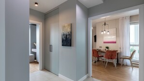 Un interior moderno con comedor, cocina y baño.