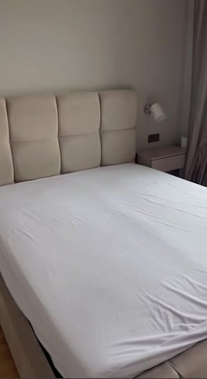 Apartamento conforto, sacada, vista para o rio | Quartos à prova de som, ferros/tábuas de passar roupa, Wi-Fi de cortesia