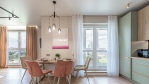 Una cocina moderna con comedor, ventanas amplias y vistas a la ciudad.