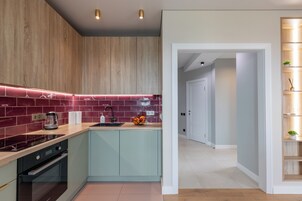 Comfort-Apartment, Balkon, Flussblick | Eigene Küche | Großer Kühlschrank, Mikrowelle, Ofen, Herdplatte