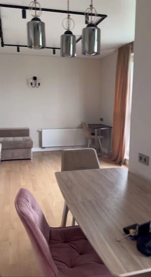 Apartamento conforto, sacada, vista para o rio | Área de estar | TV LCD 40 polegadas com canais a cabo
