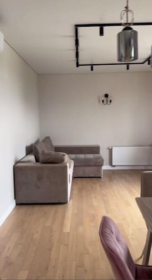 Apartamento conforto, sacada, vista para o rio | Área de estar | TV LCD 40 polegadas com canais a cabo