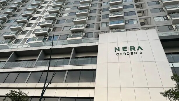 Un edificio de gran altura con varios balcones y un letrero que dice "NERA GARDEN 2".