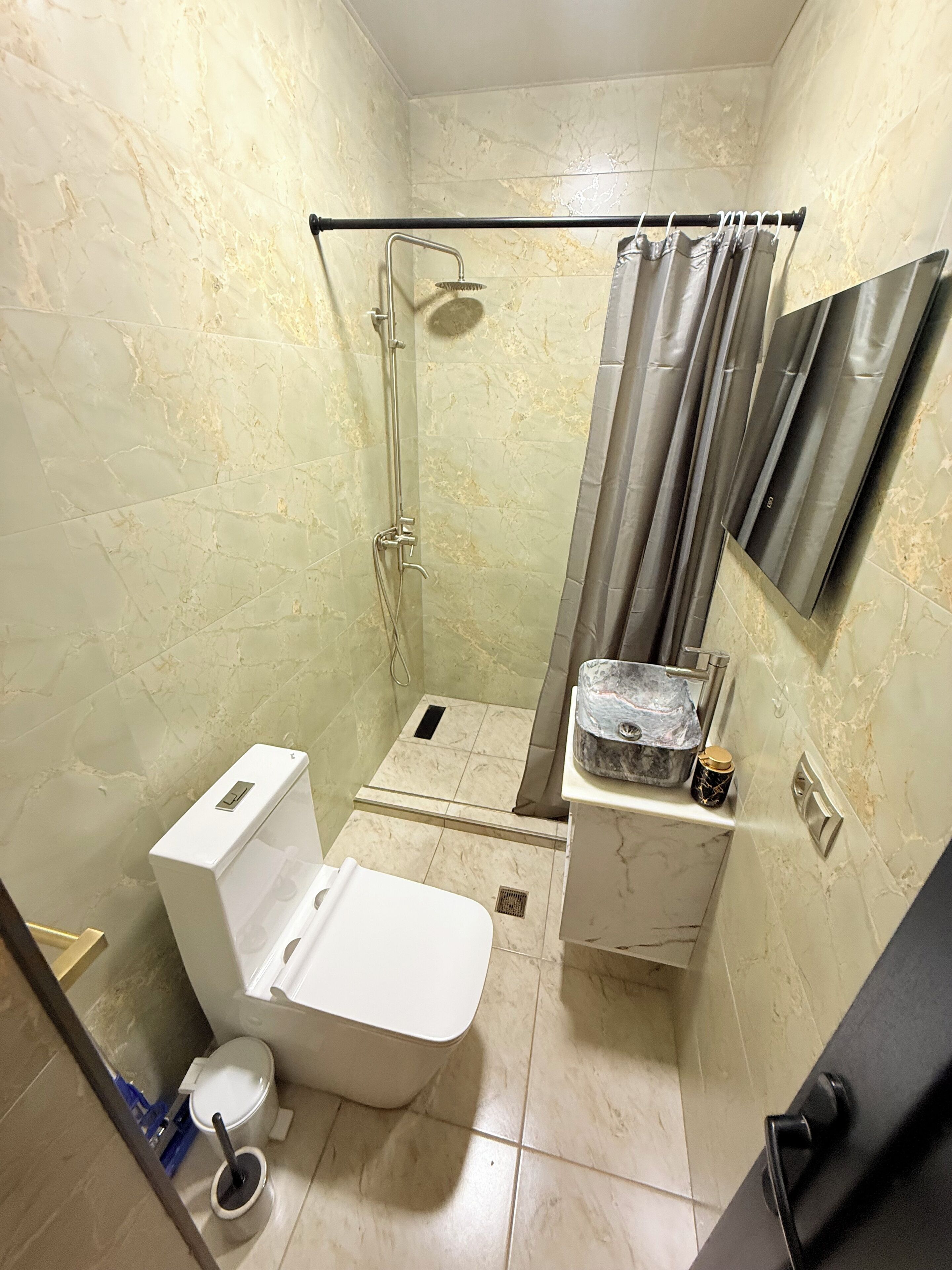 Shower, hair dryer, toilet paper