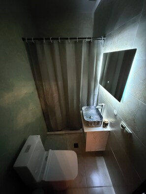 Douche, sĂšche-cheveux, papier toilette
