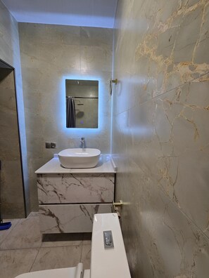 Dusche, Haartrockner, Handtücher, Toilettenpapier