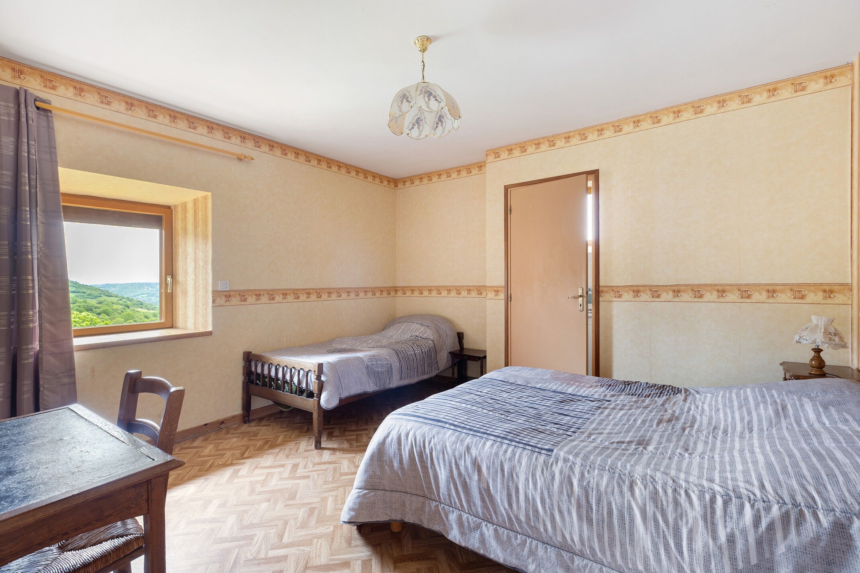 5 bedrooms, iron/ironing board, WiFi