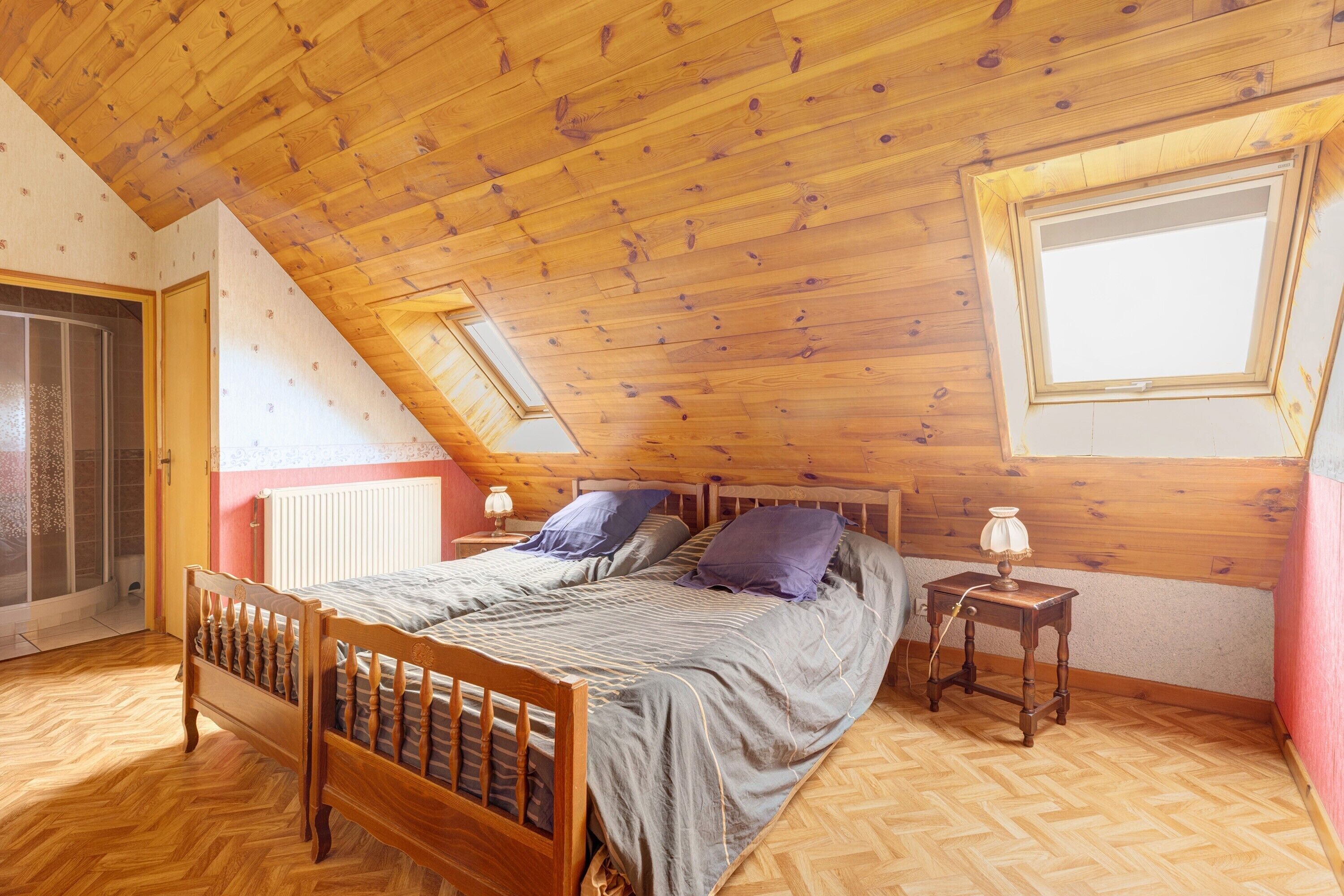 5 slaapkamers, een strijkplank/strijkijzer, wifi