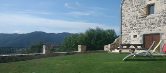 Ferienhaus 'Le Panorama' mit Bergblick, Gemeinschaftsterrasse und WLAN