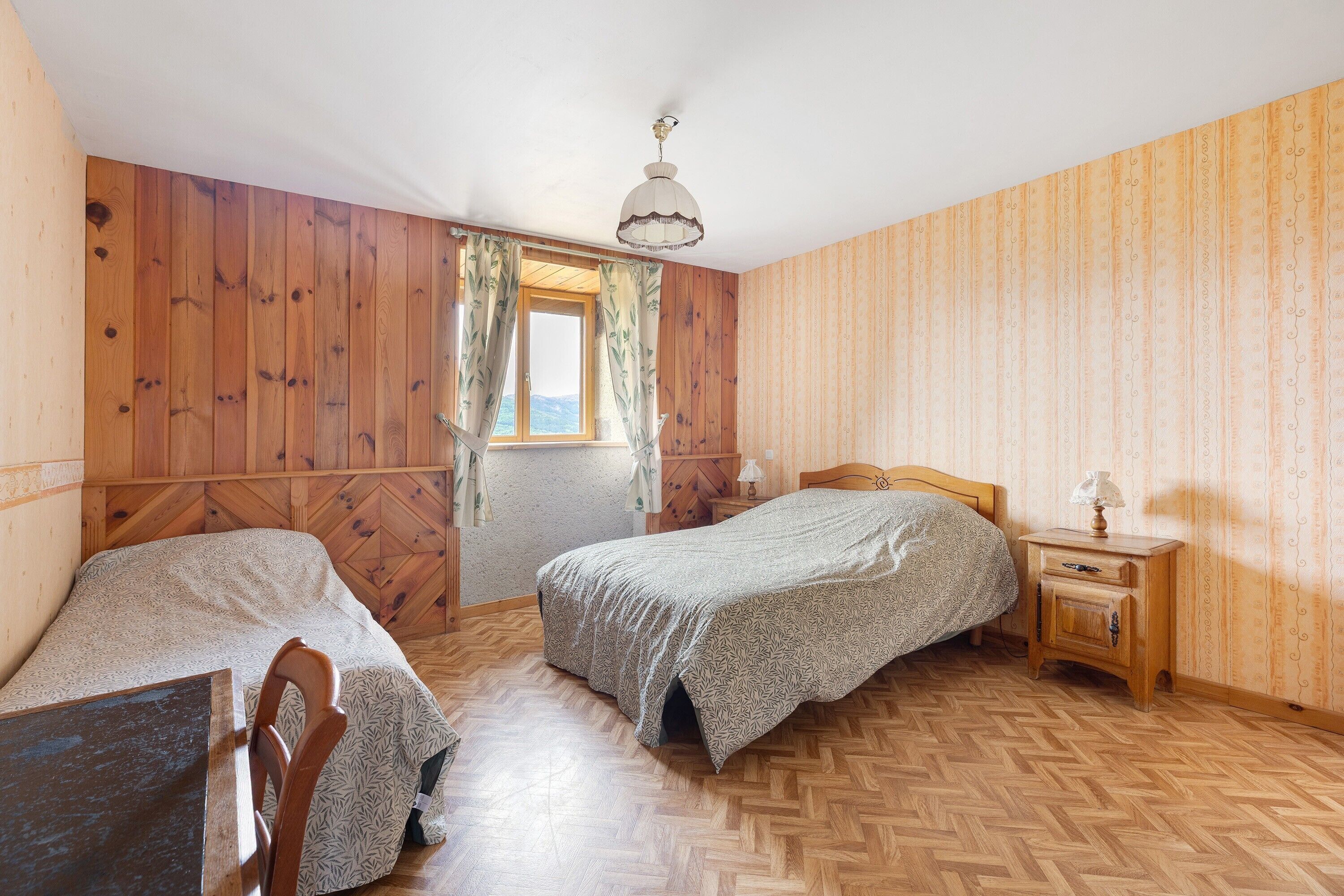 5 habitaciones, tabla de planchar con plancha y wifi 