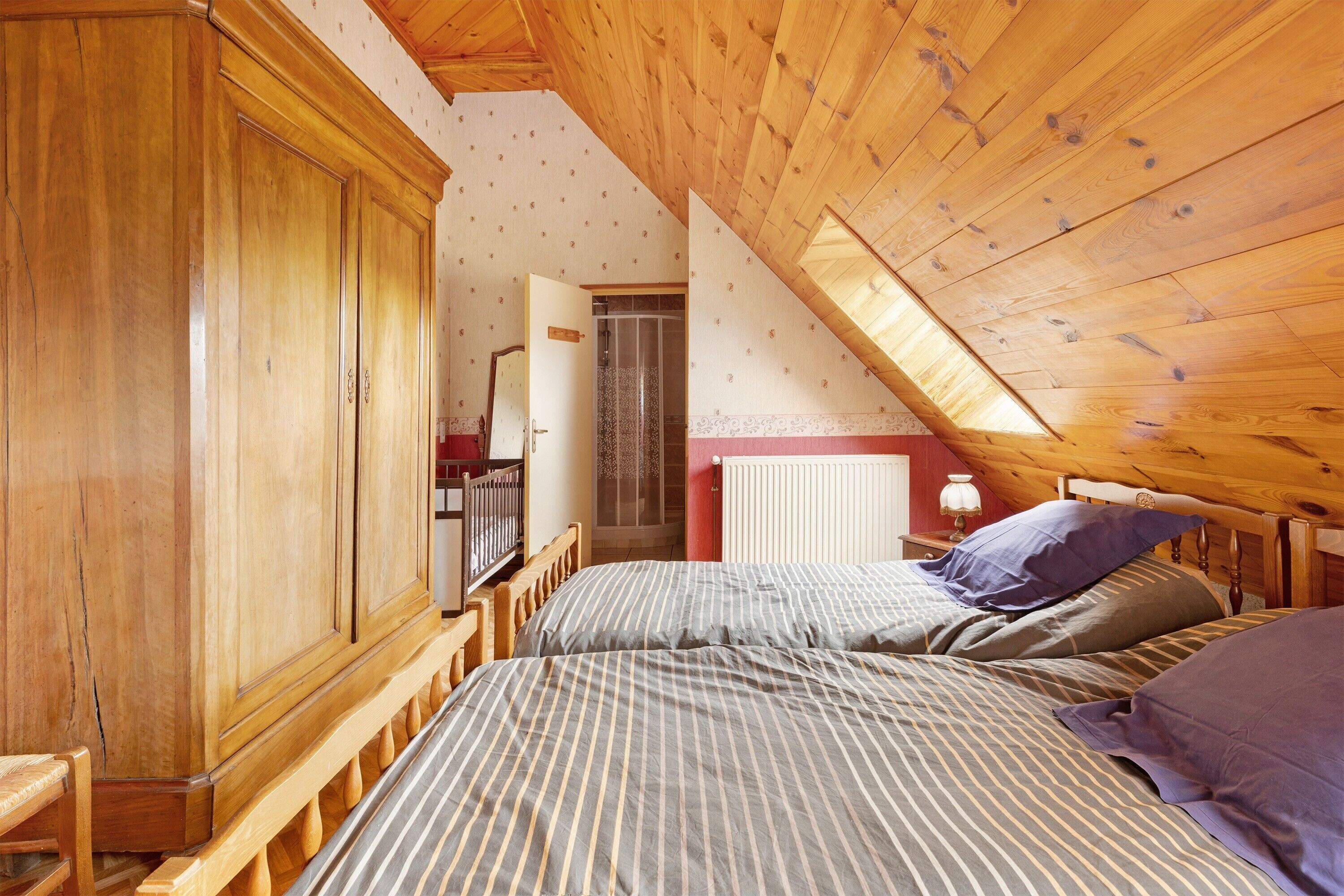 5 bedrooms, iron/ironing board, WiFi