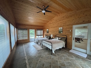 4 bedrooms, iron/ironing board, internet, bed sheets