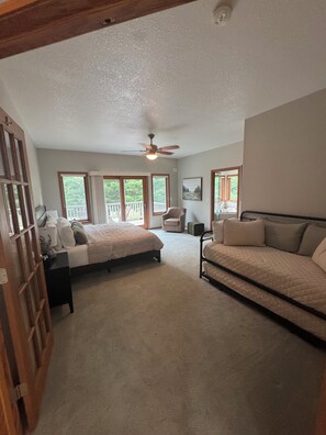 4 bedrooms, iron/ironing board, Internet, bed sheets