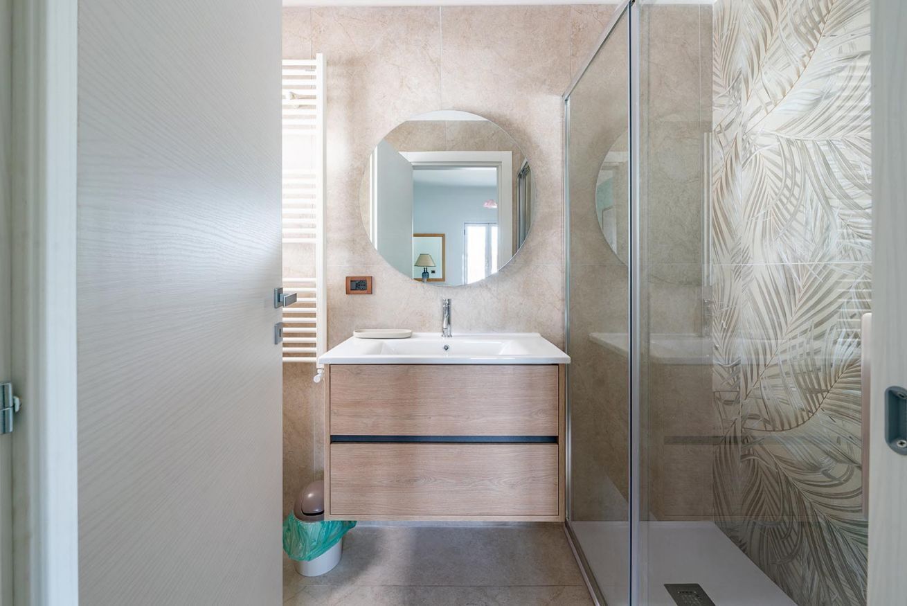 Douche, bidet, serviettes fournies, shampoing