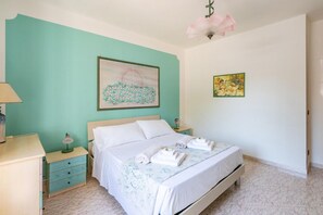 3 dormitorios, tabla de planchar con plancha, cuna de viaje