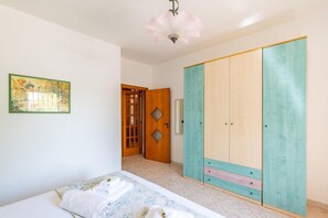 3 slaapkamers, een strijkplank/strijkijzer, reisbedje