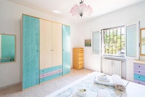 3 bedrooms, iron/ironing board, travel cot