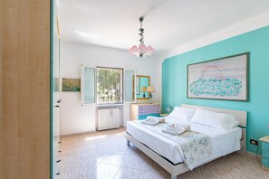 3 bedrooms, iron/ironing board, travel crib