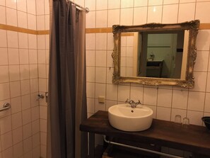 Douche, savon, papier toilette