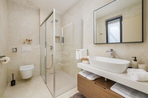 Douche, articles de toilette (gratuits), séchoir à cheveux