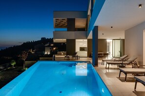 Lämmitetty uima-allas