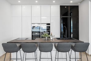 Kühlschrank, Mikrowelle, Ofen, Geschirrspüler